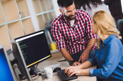 軟件開(kāi)發(fā)人員在項(xiàng)目上工作